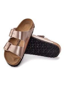 Birkenstock Klapki "Arizona" w kolorze różowozłotym rozmiar: 36. Różowe klapki Birkenstock, bez wzorów, z otwartym noskiem, bez obcasa. Za 154,95 zł.