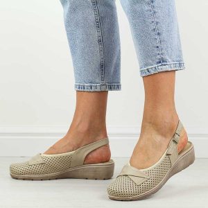 Beżowe skórzane ażurowe Polskie sandały damskie Gregors 952. Brązowe sandały Gregors, w ażurowe wzory, z jeansu, z okrągłym noskiem, bez obcasa, na koturnie, bez zapięcia. Za 369,00 zł.