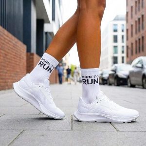 Białe skarpetki damskie born to run 1230. Białe skarpetki Milena, bez wzorów, z bawełny. Za 16,90 zł.