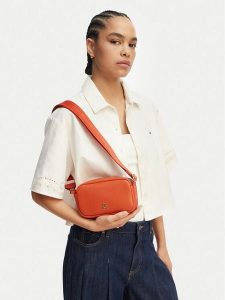 Tommy Hilfiger Torebka Th Logotape Camera Bag AW0AW18741 Pomarańczowy. Brązowe listonoszki TOMMY HILFIGER, bez wzorów, ze skóry, bez dodatków. Za 409,99 zł.