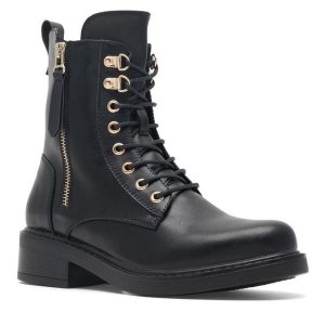 Trzewiki Jenny Fairy. Czarne botki Jenny Fairy, bez wzorów, bez obcasa, na płaskiej podeszwie, bez zapięcia. Za 169,99 zł.