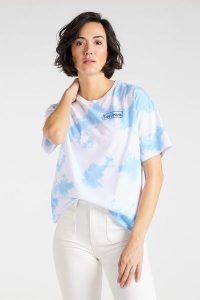 T-SHIRT DAMSKI LEE TIE DYE GRAPHIC TEE BOYFRIEND FIT SKY BLUE L41YFENR 112109260. Niebieskie t-shirty Lee, l, bez wzorów, bez kołnierzyka, bez ramiączek. Za 69,99 zł.