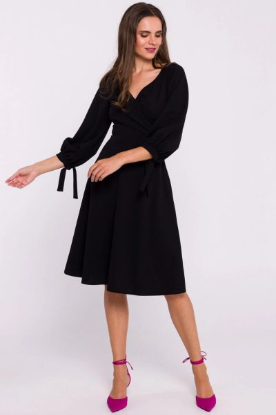 Rozkloszowana sukienka z kopertowym dekoltem czarna. Czarne sukienki Stylove, na jesień, xl, bez wzorów, eleganckie, bez kołnierzyka, bez ramiączek, kopertowe. Za 349,00 zł.