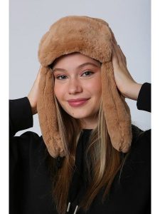 Lucky Bees Czapka w kolorze karmelowym rozmiar: onesize. Brązowe czapki Lucky Bees, bez wzorów, z futra. Za 59,45 zł.