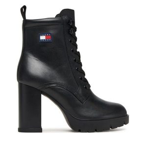 Botki Tommy Jeans. Czarne botki Tommy Jeans, bez wzorów, z jeansu, bez obcasa, na słupku, bez zapięcia. Za 529,99 zł.