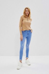 Jeansy medium waist z przetarciami nad kolanami niebieskie. Niebieskie jeansy MOODO, bez wzorów, z bawełny. W wyprzedaży za 51,99 zł.