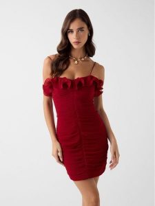 Guess Sukienka codzienna 180339 Czerwony Classic Fit. Czerwone sukienki Guess, na co dzień, z aplikacjami, bez kołnierzyka, bez ramiączek, proste. Za 695,00 zł.