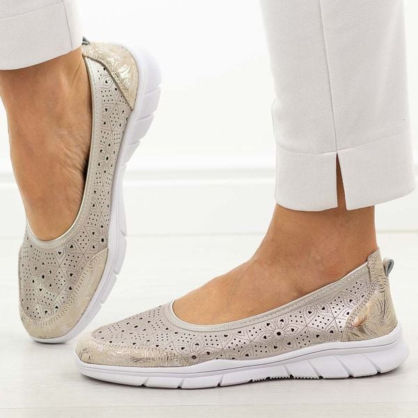 Szampańskie ażurowe skórzane baleriny damskie Jezzi 9997. Żółte balerinki Jezzi, w ażurowe wzory, z jeansu, z okrągłym noskiem, bez obcasa, na płaskiej podeszwie, bez zapięcia. Za 189,00 zł.