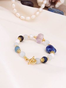 Pierres de Jade Pozłacana bransoletka z ametystami i amazonitami rozmiar: onesize. Białe bransoletki Pierres de Jade, z ametystem, pozłacane. Za 43,99 zł.