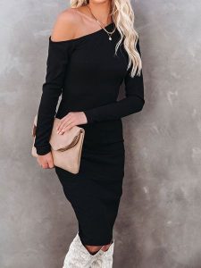 Milan Kiss Sukienka w kolorze czarnym rozmiar: S. Czarne sukienki Milan Kiss, na co dzień, s, bez wzorów, bez kołnierzyka, bez ramiączek, midi, proste. Za 100,75 zł.