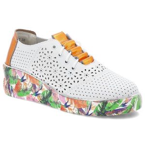 Białe Sneakersy Artiker Ażurowe Obuwie Damskie. Białe czółenka ARTIKER, w ażurowe wzory, bez obcasa, na koturnie, bez zapięcia. Za 199,00 zł.
