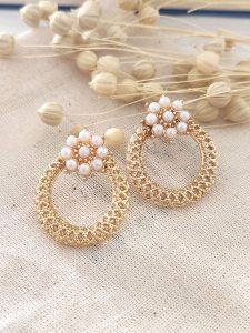 Atelier MIU Pozłacane kolczyki-wkrętki rozmiar: onesize. Żółte kolczyki Atelier MIU, z perłą, pozłacane. Za 52,42 zł.