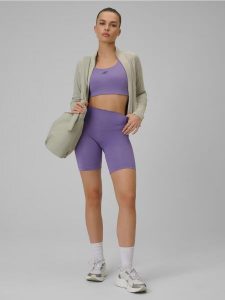 Legginsy krótkie treningowe z wysokim stanem bezszwowe damskie. Fioletowe legginsy 4f, bez wzorów, z dzianiny, z podwyższonym stanem, krótkie. Za 99,99 zł.