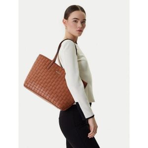Torebka Guess. Brązowe shopper bag Guess, z aplikacjami, bez dodatków. Za 690,99 zł.