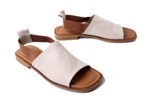 ARTIKER RELAKS 54C0857 beżowy, sandały damskie. Brązowe sandały Artiker Relaks, bez wzorów, bez obcasa, na płaskiej podeszwie, bez zapięcia. Za 184,90 zł.