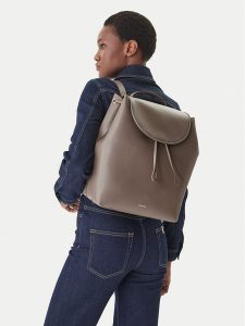 Calvin Klein Plecak Foil Logo Large Flap Backpack LV04F3505G Brązowy. Brązowe plecaki Calvin Klein. Za 551,99 zł.