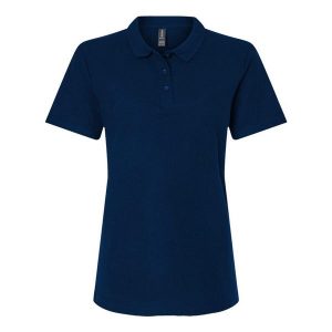 Damska Koszulka Polo Pique Soft Touch. Niebieskie koszulki sportowe GILDAN, bez wzorów, bez ramiączek. Za 49,99 zł.