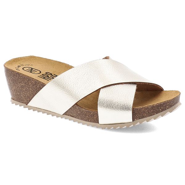 Klapki damskie HEE, skórzane licowe na koturnie eleganckie, złote, 25004. Żółte klapki Hee, z aplikacjami, z jeansu, bez obcasa, na koturnie. Za 189,00 zł.