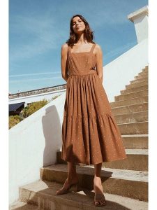 SKFK Sukienka "Izare" w kolorze karmelowym rozmiar: 40. Brązowe sukienki SKFK, bez wzorów, z wiskozy, bez kołnierzyka, bez ramiączek, maxi. Za 152,99 zł.