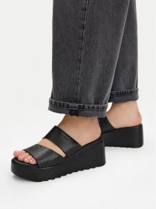 G-Star Raw Klapki CEO-WI16-14944-02 Czarny. Czarne klapki G-Star, bez wzorów, ze skóry, bez obcasa. Za 149,99 zł.