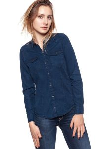 KOSZULA JEANSOWA DAMSKA WRANGLER L/S MARBLED WESTERN VINTAGE INDIGO W5192MI3E. Niebieskie koszule Wrangler, l, bez wzorów, z jeansu, bez kołnierzyka, bez ramiączek. W wyprzedaży za 79,99 zł.