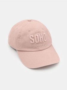 Czapka z daszkiem z haftowanym napisem SOHO - fioletowy. Fioletowe czapki Sinsay, bez wzorów. Za 19,99 zł.