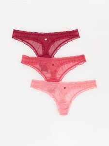 Majtki stringi 3 pack - różowy. Czerwone stringi Reserved, bez wzorów. Za 59,99 zł.