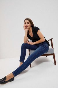 Jeansy push up ze średnim stanem granatowe. Niebieskie jeansy MOODO, bez wzorów, z bawełny, długie. W wyprzedaży za 41,99 zł.