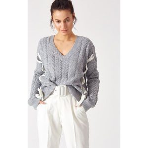 Sweter w kolorze szarym. Długie swetry marki Robin. W wyprzedaży za 159,95 zł.