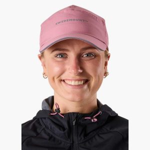 Czapka do biegania unisex Swedemount Ultra Light Running Cap szybkoschnąca. Czerwone czapki SWEDEMOUNT, bez wzorów. Za 79,99 zł.