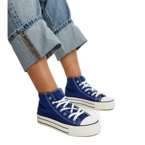 Niebieskie wysokie trampki na grubej podeszwie Bagy. Niebieskie trampki bez wzorów, za kostkę, bez zapięcia. Za 118,17 zł.