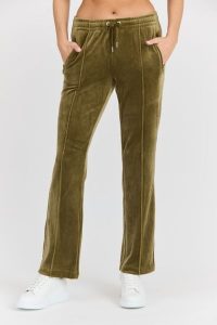 JUICY COUTURE Damskie zielone spodnie dresowe Tina Track Pant. Zielone spodnie dresowe Juicy Couture, s, bez wzorów, z dresówki. W wyprzedaży za 208,99 zł.