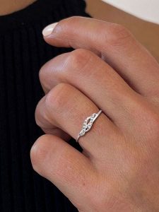 DIA DIAMONDS Srebrny pierścionek z diamentami rozmiar: 52. Szare pierścionki DIA DIAMONDS, z diamentem, srebrne. Za 166,49 zł.