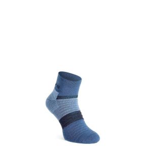 Skarpety turystyczne Inov-8 Merino Mid Sock. Niebieskie skarpetki Inov-8, bez wzorów. Za 65,99 zł.