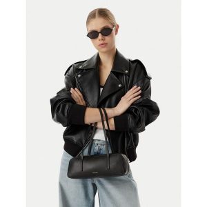 Torebka Calvin Klein. Czarne torebki klasyczne Calvin Klein, bez wzorów, bez dodatków. Za 489,99 zł.