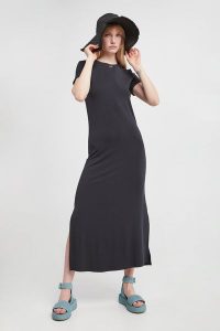 Sukienka EMPORIO ARMANI SWIMWEAR. Sukienki Emporio Armani Swimwear, xs, bez wzorów, bez kołnierzyka, bez ramiączek. W wyprzedaży za 311,35 zł.