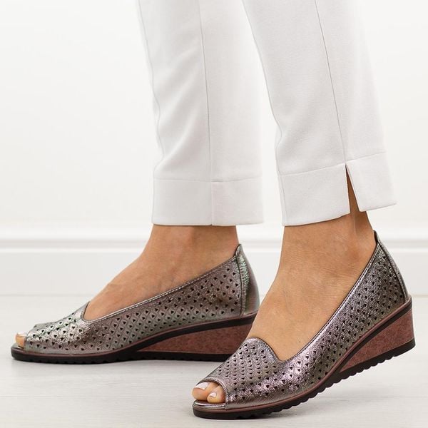 Pewter czółenka damskie z odkrytym palcem Potocki 12402. Szare czółenka POTOCKI, bez wzorów, ze skóry, z otwartym noskiem, bez obcasa, na koturnie, bez zapięcia. Za 159,00 zł.