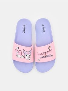 Klapki z aplikacjami 3D Hello Kitty - fioletowy. Fioletowe klapki Sinsay, z aplikacjami, bez obcasa. Za 35,99 zł.