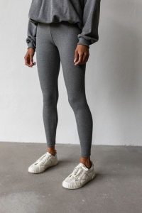 Legginsy damskie z prążkowanej dzianiny w kolorze DEEP GREY MELANGE- HIPS-S. Szare legginsy Marsala, bez wzorów, z bawełny. Za 199,90 zł.