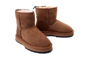 EMU AUSTRALIA W12434 SHARKY MINI chestnut/black, botki damskie. Brązowe botki EMU Australia, na zimę, bez wzorów, z gumy, bez obcasa, bez zapięcia. Za 592,43 zł.