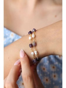 Pierres delicates Pozłacana bransoletka z ametystami rozmiar: onesize. Fioletowe bransoletki Pierres delicates, z ametystem, pozłacane. Za 83,42 zł.