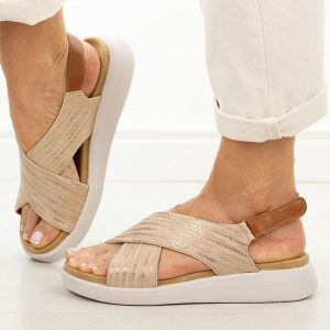 Beżowe sandały damskie Sergio Leone Sk156. Brązowe sandały Sergio Leone, bez wzorów, z jeansu, bez obcasa, na płaskiej podeszwie, bez zapięcia. Za 169,00 zł.