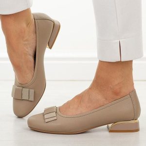 Beżowe skórzane czółenka damskie na obcasie M.Daszyński Ol37-2. Brązowe czółenka M.Daszyński, z aplikacjami, z jeansu, z okrągłym noskiem, bez obcasa, na obcasie, bez zapięcia. W wyprzedaży za 197,10 zł.