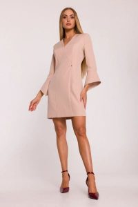 Elegancka sukienka z szerokimi mankietami dekolt V beżowa. Brązowe sukienki MOE, do pracy, na lato, m, bez wzorów, z materiału, biznesowe, bez kołnierzyka, bez ramiączek, mini, dopasowane. Za 359,00 zł.