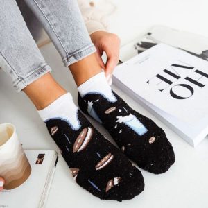 Stopki mleko i ciastka (model 910). Czarne skarpetki Milena, bez wzorów, z bawełny. Za 14,90 zł.