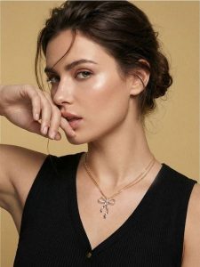 Naszyjnik z zawieszką w kształcie kokardy - wielobarwny. Naszyjniki Sinsay. Za 9,99 zł.