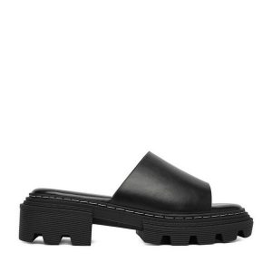 Klapki DeeZee. Czarne klapki DeeZee, bez wzorów, bez obcasa. Za 129,99 zł.