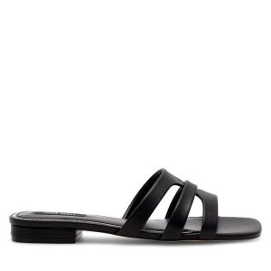 Klapki Nine West. Czarne klapki Nine West, bez wzorów, bez obcasa. Za 107,99 zł.