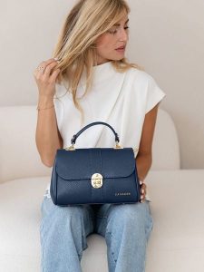 Lia Biassoni Skórzana torebka "Carsia" w kolorze granatowym - 27 x 19 x 13 cm rozmiar: onesize. Niebieskie torebki klasyczne Lia Biassoni, bez wzorów, z materiału, przez ramię, bez dodatków. Za 282,99 zł.