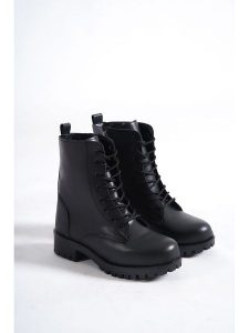 Trendyol Botki w kolorze czarnym rozmiar: 38. Czarne botki Trendyol, bez wzorów, bez obcasa, bez zapięcia. Za 126,75 zł.